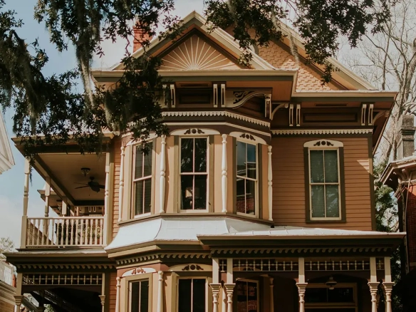 An image of a Victorian-style home in Hamilton which is common to see in the best neighbourhoods for Toronto transplants.