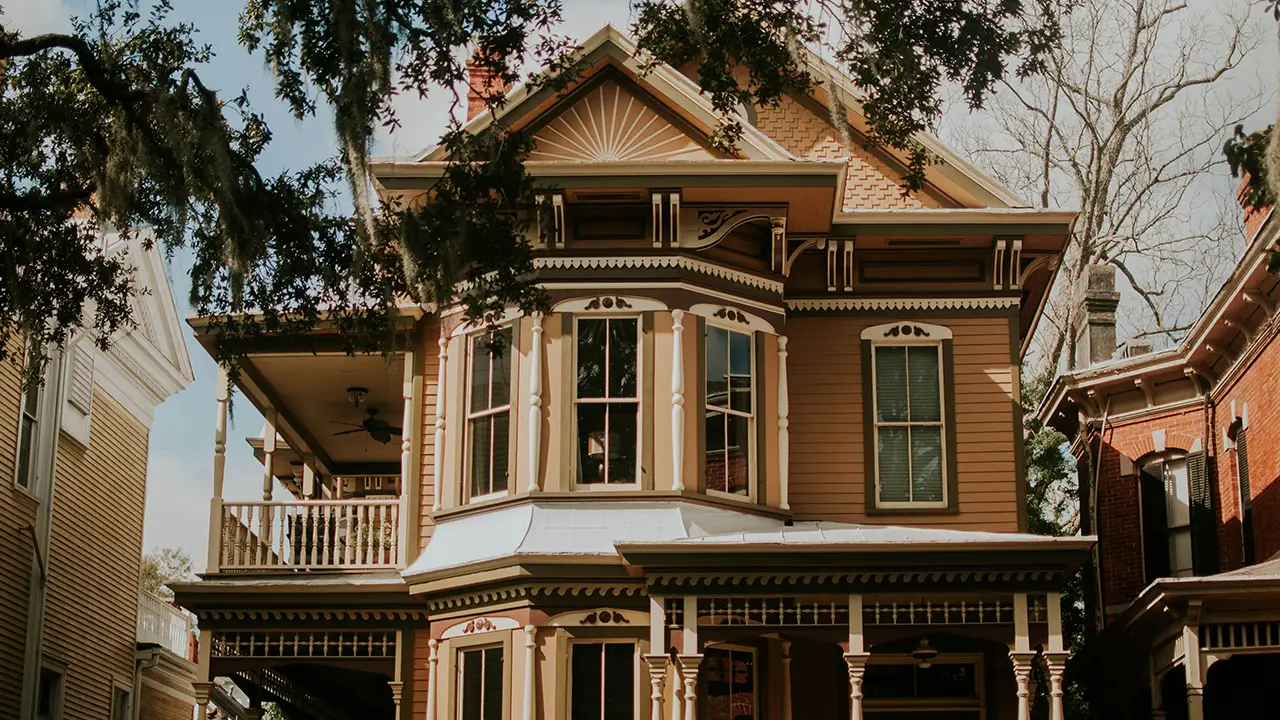An image of a Victorian-style home in Hamilton which is common to see in the best neighbourhoods for Toronto transplants.
